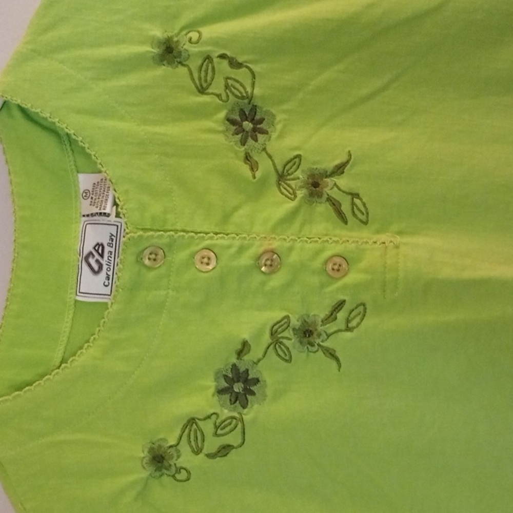 Embroidered Stitching spring Green Henley embroidered t-shirt SZ medium